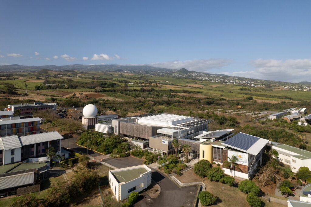 Vue aérienne du campus de l'ESIROI à Saint-Pierre