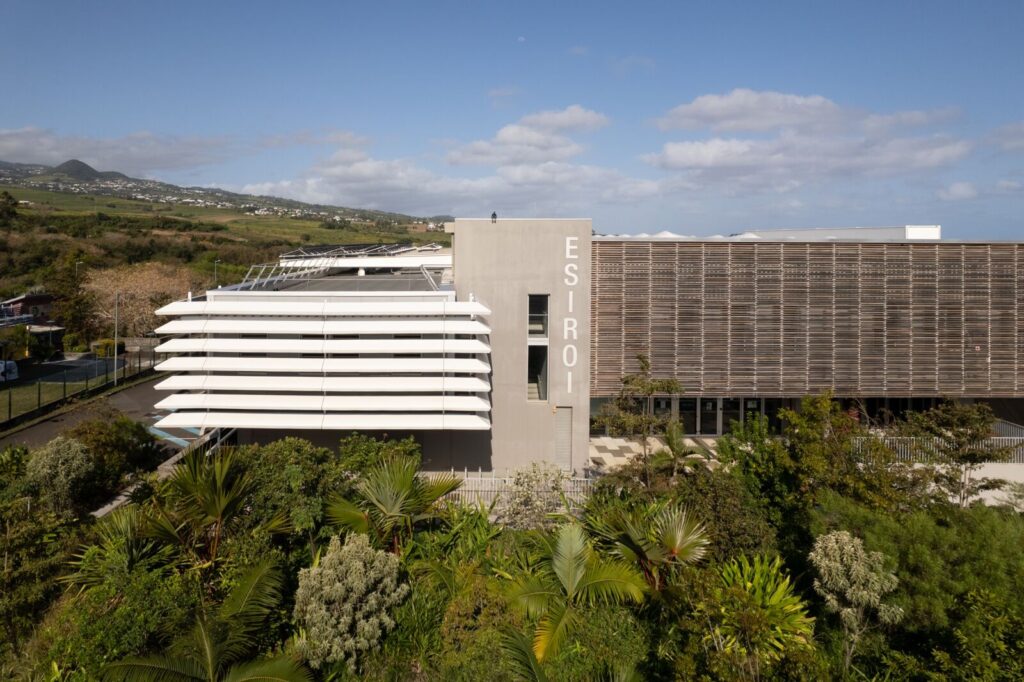 Façade de l'ESIROI et son jardin paysager