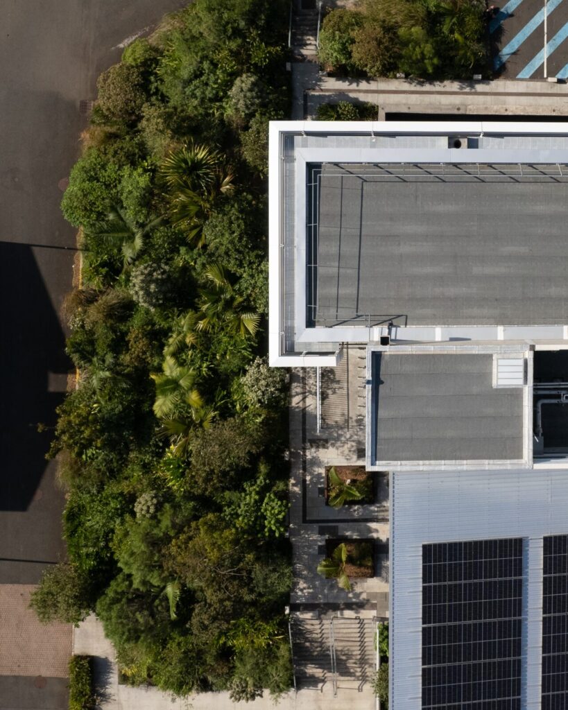 Toiture de l'ESIROI et végétation, vue de drone