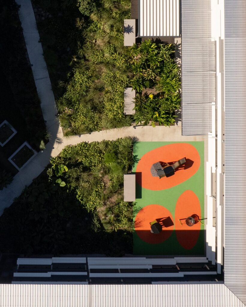 Vue aérienne de la cour paysagère et de l'aire de jeux de l'IRSAM