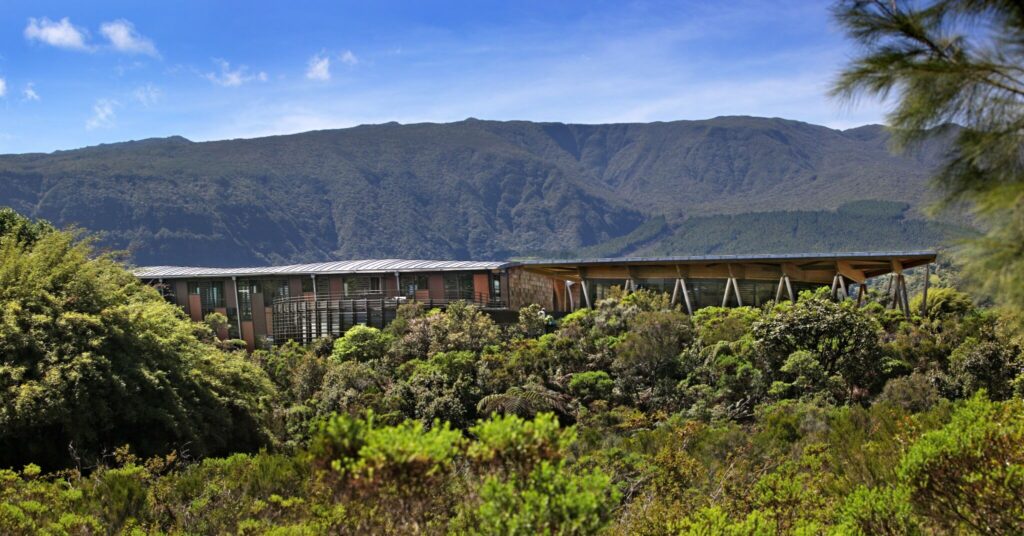 Maison du Parc national intégrée dans le paysage de montagne